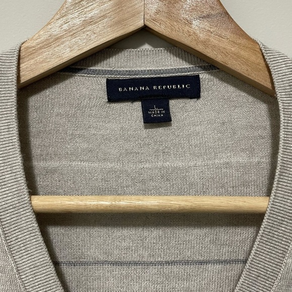 Banana Republic V-Neck Sweater Tan Stripe Silk Blend Mens Large Soft Classic Fit - Picture 2 of 7